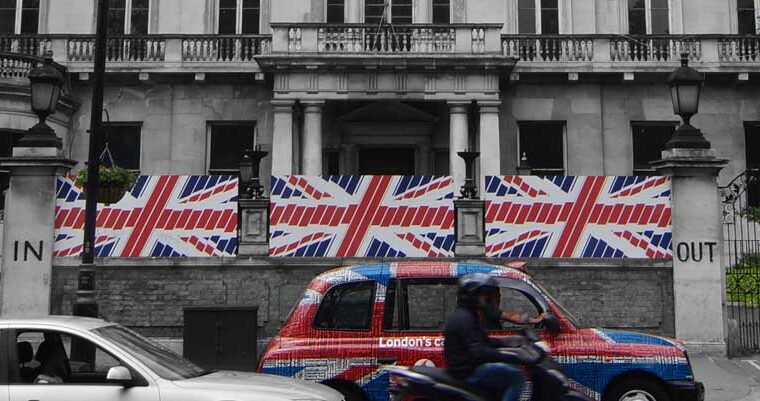 Banderas del Reino Unido en una calle de Londres