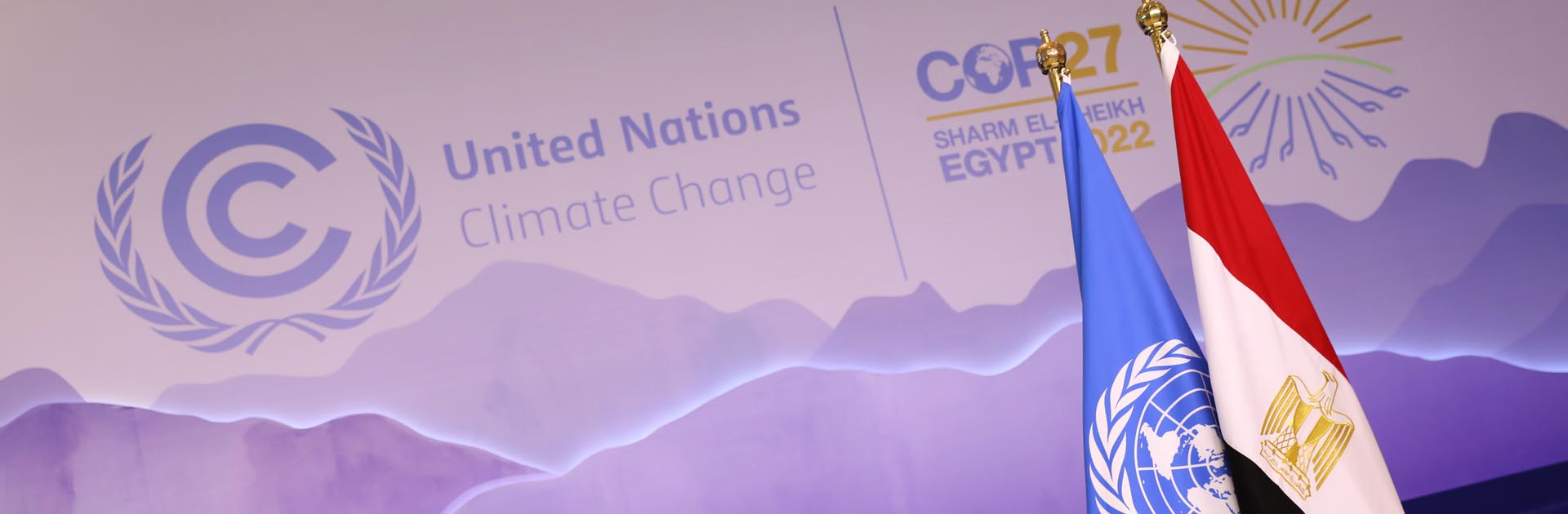 Imagen con los logos de la UNFCC y la COP27 en Sharm el Sheij con las banderas de la ONU y Egipto, país organizador de la COP
