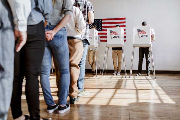 Elecciones en EEUU 2022. Votantes estadounidenses en un colegio electoral