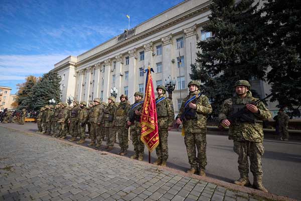 Soldados ucranianos durante el izado de la bandera estatal en la plaza central de la ciudad de Jersón, Ucrania (14/11/2022)
