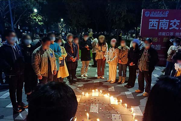 Estudiantes de la Universidad de Jiaotong del Suroeste rinden homenaje a los fallecidos en un incendio en la ciudad de Urumqi, capital de la provincia de Xinjiang, China