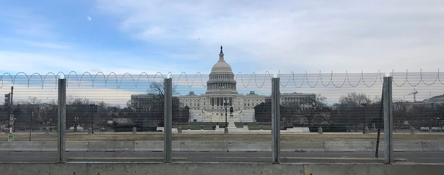 Estrategia de Seguridad Nacional. Valla de seguridad de alambre de púas alrededor del edificio del capitolio de los Estados Unidos después del asalto del 6 de enero de 2021