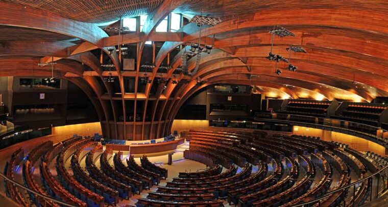 Interior de la Cámara Plenaria del Consejo de Europa en Estrasburgo