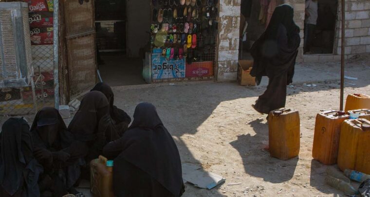 Movilización de mujeres. Un grupo de mujeres en el campo de Al Hol en el noroeste de Siria en 2019