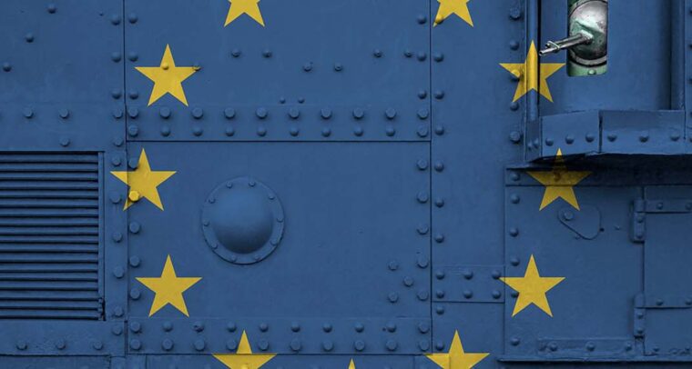 Comisión Europea. Bandera de la Unión Europea en la parte lateral del tanque blindado militar