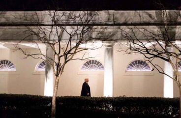 Especial Trump, un año después. Donald Trump, presidente de los EEUU, camina por la Columnata Oeste de la Casa Blanca en enero de 2017. Foto: D. Myles Cullen / The White House (Dominio público)
