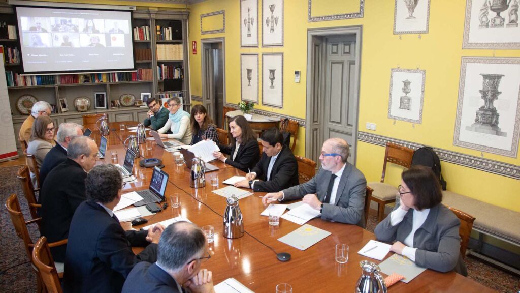 Group of people at the hybrid (face-to-face and virtual) meeting of the Discussion Group with Julie Brill (Microsoft), held in the meeting room of the Elcano Royal Institute in December 2022. © Elcano Royal Institute