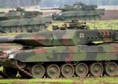 Carros de combate Leopard 2A5 durante una demostración de enseñanza y combate