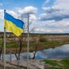 Una bandera de Ucrania ondea junto a un puente sobre el río Irpin, al lado de Hostomel, en las afueras de la ciudad de Kyiv