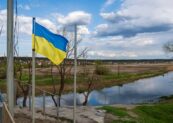 Una bandera de Ucrania ondea junto a un puente sobre el río Irpin, al lado de Hostomel, en las afueras de la ciudad de Kyiv