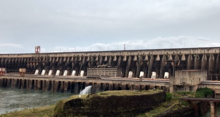 ¿Por qué importa América Latina a la UE en energía? Imágen de la reprepresa hidroeléctrica de Itaipú está situada entre Paraguay y Brasil