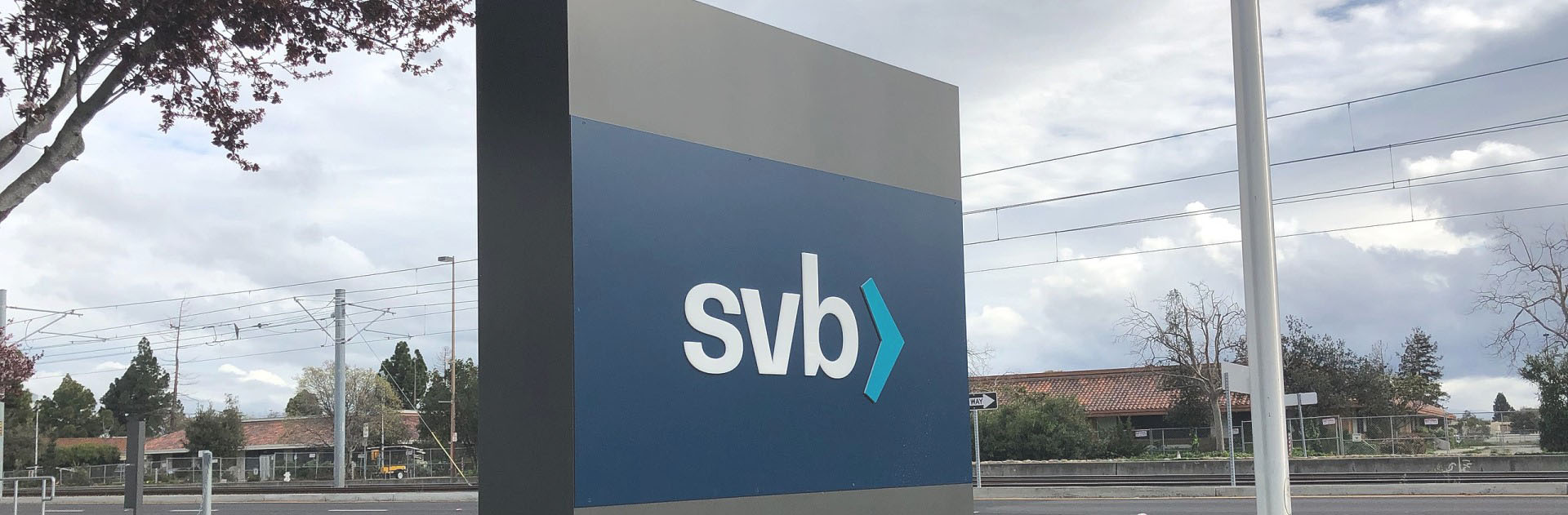 El cartel delante del aparcamiento de una oficina del Silicon Valley Bank (SVB) Financial Group en Santa Clara, California, junto a la sede central
