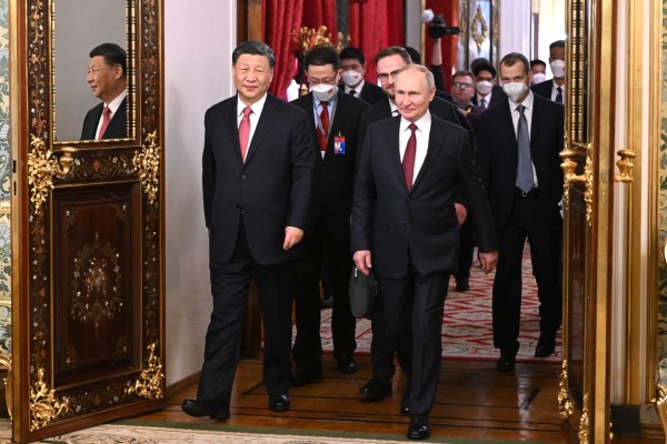 Vladimir Putin (centro) y Xi Jinping (a la izquierda) antes del inicio de las conversaciones entre Rusia y China en formato restringido el 21 de marzo de 2023 en Moscú