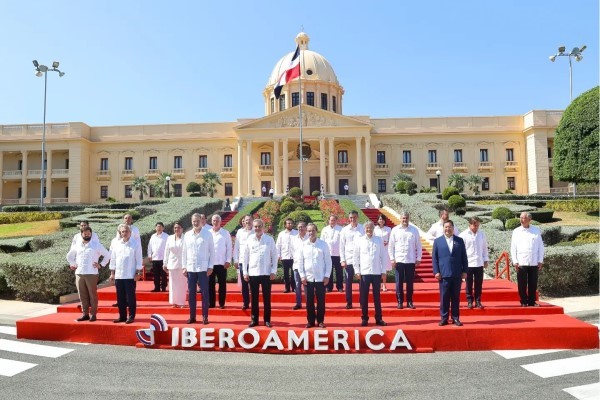 Foto oficial de familia de la XXVIII Cumbre Iberoamericana de Jefas y Jefes de Estado y de Gobierno realizada en Santo Domingo (25/03/2023)
