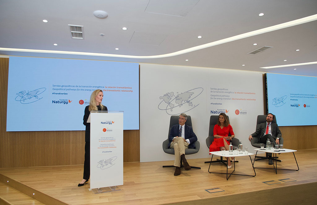 Emily Benson (standing), Gonzalo Escribano, Marta Blanco and Federico Steinberg. Workshop ‘Geopolitical pathways for the energy transition: the transatlantic relationship’. Photo: ©Fundación Naturgy