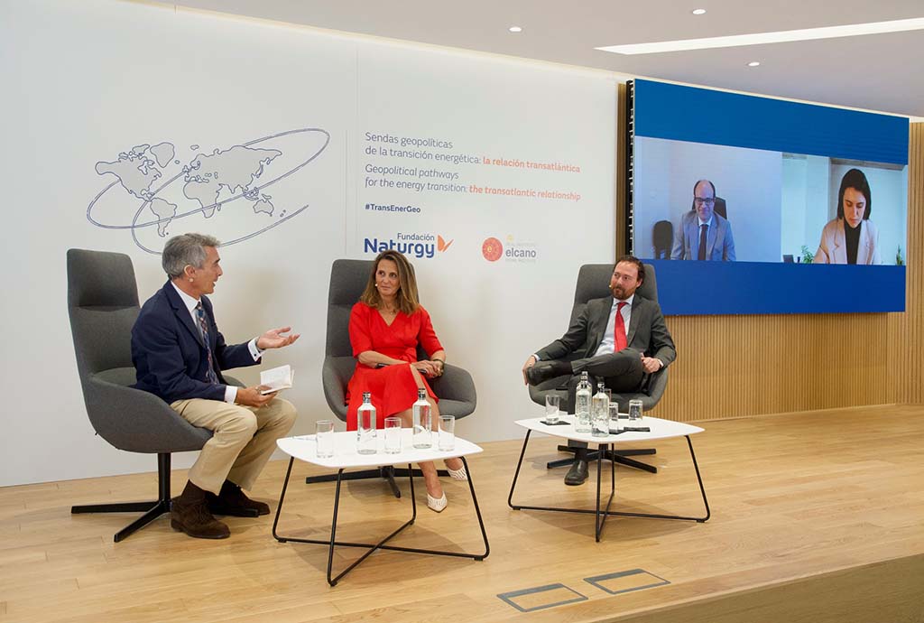 Gonzalo Escribano, Marta Blanco and Federico Steinberg. On screen: Carlos Maravall and Claudia Yáñez Sangil. Workshop ‘Geopolitical pathways for the energy transition: the transatlantic relationship’. Photo: ©Fundación Naturgy