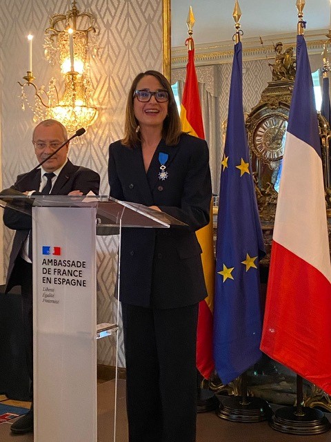 La investigadora principal del Real Instituto Elcano, Carola García-Calvo, recibe la Insignia de Caballero de la Orden Nacional del Mérito de la República de Francia