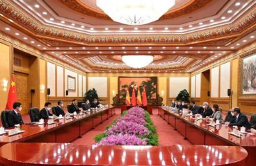 Foto de la reunión mantenida entre el presidente del Gobierno, Pedro Sánchez, y el presidente de la República Popular China, y sus delegaciones en una sala de reuniones oficial en Pekín (31/03/2023)