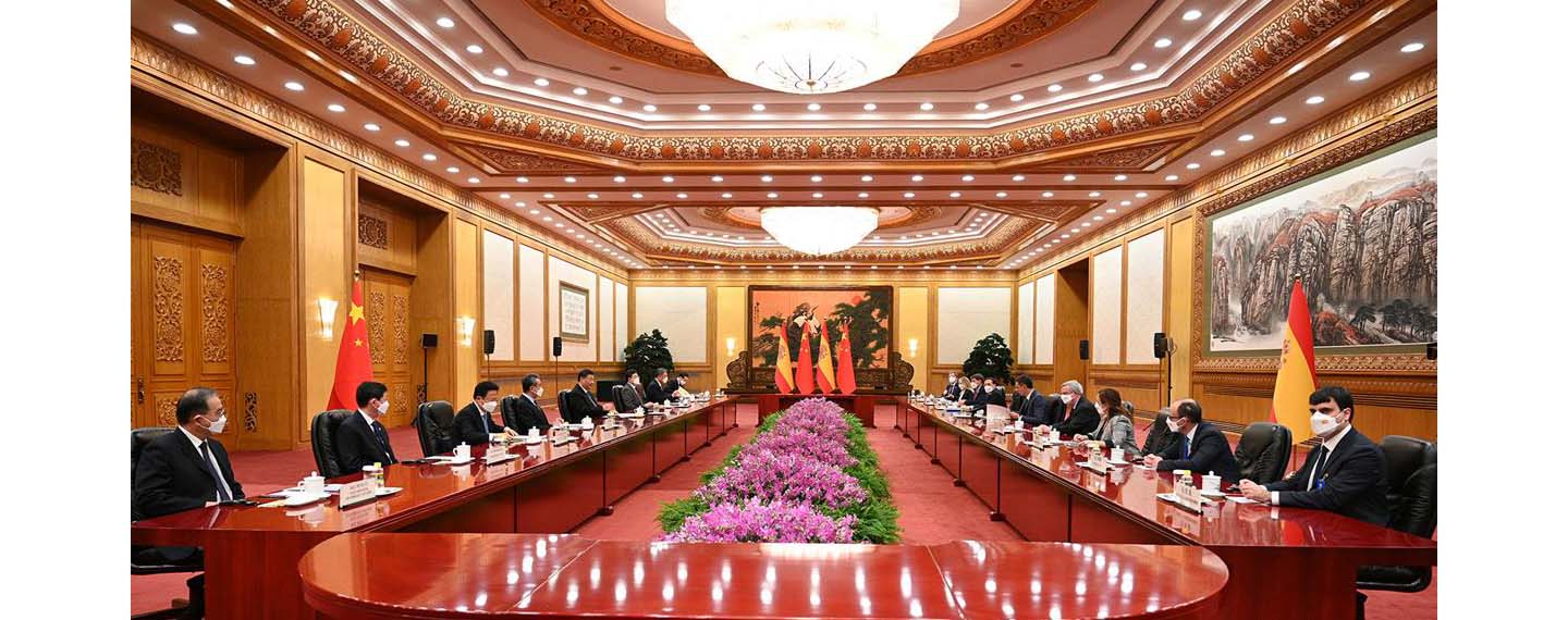 Foto de la reunión mantenida entre el presidente del Gobierno, Pedro Sánchez, y el presidente de la República Popular China, y sus delegaciones en una sala de reuniones oficial en Pekín (31/03/2023)