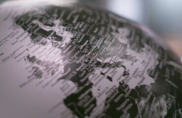 España en Europa. Imagen en tonos grises con filtro azul de una foto de un globo terráqueo centrado en España, la península Ibérica y Europa.