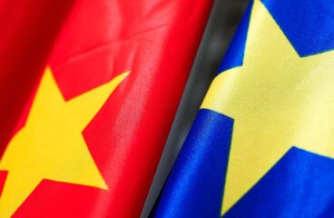 Relaciones UE-China. Foto del detalle de las banderas de China y de la Unión Europea, enfocada en las estrellas amarillas de cada una