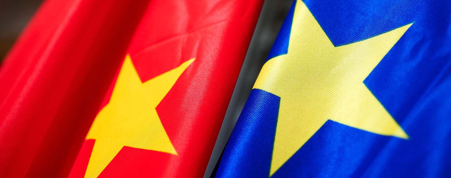 Relaciones UE-China. Foto del detalle de las banderas de China y de la Unión Europea, enfocada en las estrellas amarillas de cada una