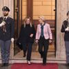 Mujeres en política. Giorgia Meloni, presidenta de Italia, y Ursula Von der Leyen, presidenta de la Comisión Europea, saliendo de una sala de reunión con dos guardias en la puerta en Roma
