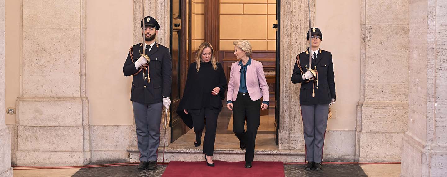 Mujeres en política. Giorgia Meloni, presidenta de Italia, y Ursula Von der Leyen, presidenta de la Comisión Europea, saliendo de una sala de reunión con dos guardias en la puerta en Roma