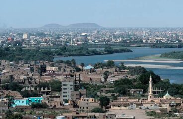 Ciudades. Panorámica de Jartum, capital de Sudán, desde el Hotel Corinthia con el río Nilo y el puente Tuti al fondo