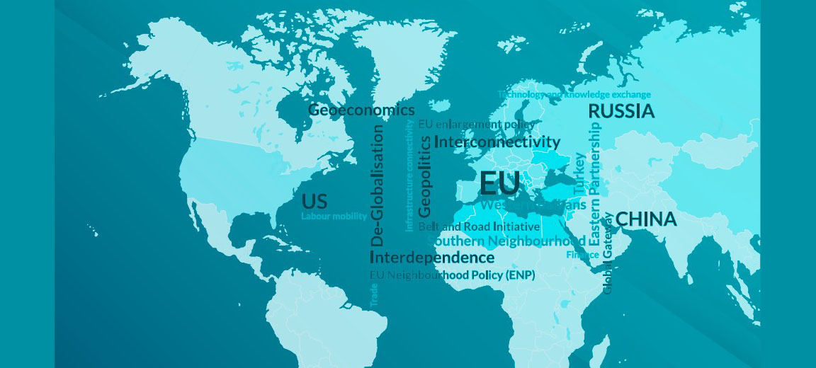 La UE y su política de vecindad sur y este. Mapa mundi sobre un fondo azul degradado con una nube de palabras en inglés al centro