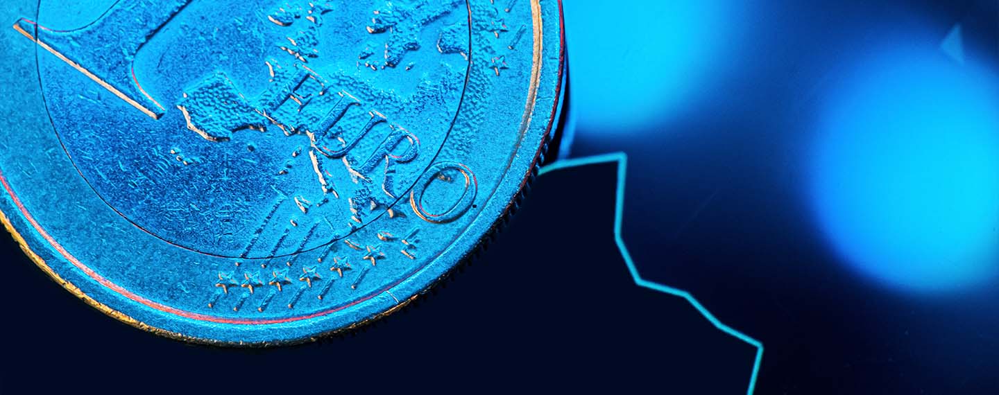 Estabilidad financiera. Moneda de un euro sobre un fondo negro azulado con una línea de un gráfico