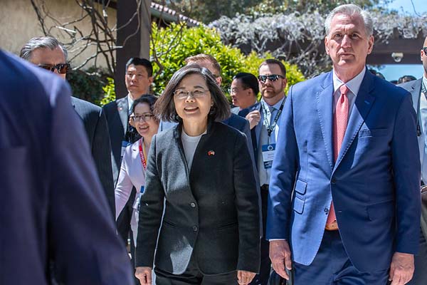 La presidenta de Taiwán, Tsai Ing-wen, con el presidente de la Cámara de Representantes de EEUU, Kevin McCarthy, durante su reciente gira presidencial en EEUU