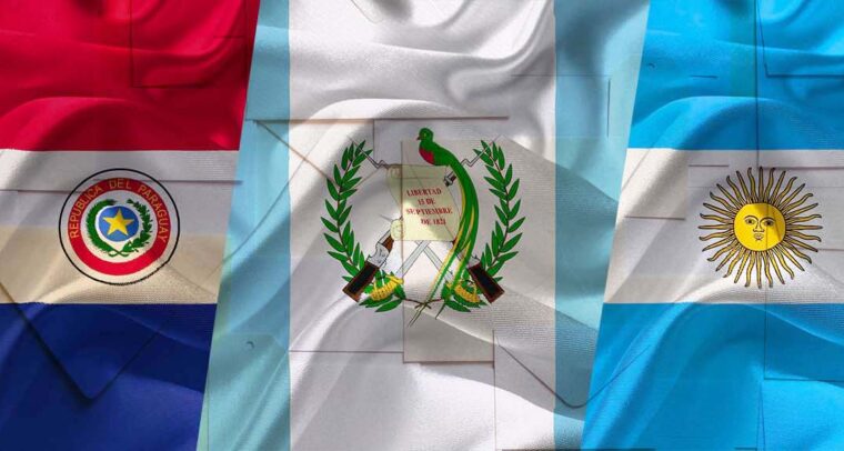 Claves electorales en América Latina. Banderas oficiales de Guatemala, Paraguay y Argentina sobre un fondo con papeletas y sobres electorales