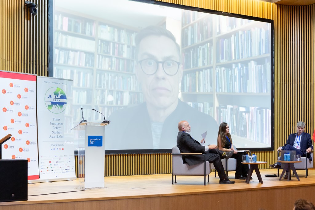 Alexander Stubb (en pantalla), director de School of Transnational Governance, European University Institute