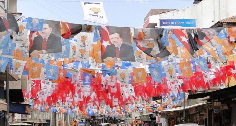 Pancartas y parafernalia de la campaña electoral nacional de 2011 en una calle de la ciudad de Kilis, Turquía