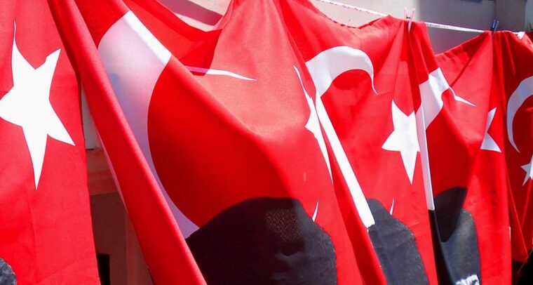Balanza de pagos. Banderas de Turquía con la imagen de Mustafa Kemal Atatürk colgadas en una calle del barrio de Halaskargazi en Estambul