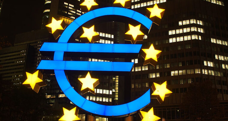 Logo del euro iluminado en una foto nocturna de la sede del Banco Central Europeo en Frankfurt, Alemania