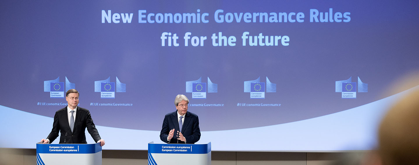 Reglas fisacales. Vladis Dombrovskis y Paolo Gentiloni durante la rueda de prensa sobre la revisión del marco de gobernanza económica de la UE el 26 de abril de 2023 en Bruselas
