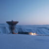 Antenas parabólicas de comunicaciones en el paisaje nevado del Ártico