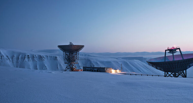 Antenas parabólicas de comunicaciones en el paisaje nevado del Ártico