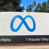 Cartel de entrada con el logo de la empresa a la sede central de Meta en Menlo Park, California (EEUU)