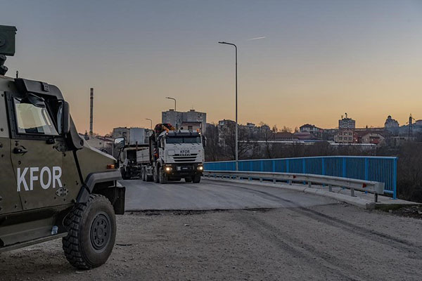 Vehículos de las unidades de ingenieros de la misión dirigida por la OTAN en Kosovo (KFOR) retiran de varios vehículos que bloqueaban carreteras en el norte de Kosovo en enero de 2023