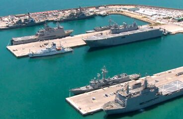 Defensa. de la base naval de Rota en Cádiz, España, con los muelles, plataformas y fragatas. Ministerio de Defensa