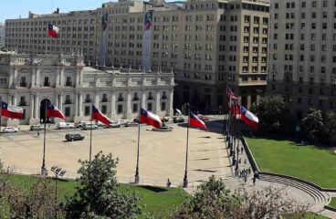 Banderas en la Plaza de la Constitución en Santiago de Chile. Alrededor de la Plaza se se ubican el Palacio de la Moneda, los ministerios de Hacienda, Relaciones Externas y de Justicia