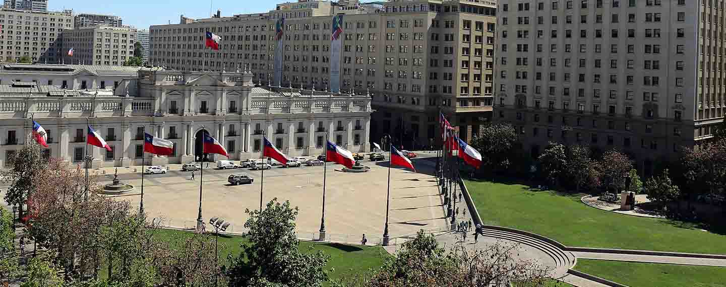 Banderas en la Plaza de la Constitución en Santiago de Chile. Alrededor de la Plaza se se ubican el Palacio de la Moneda, los ministerios de Hacienda, Relaciones Externas y de Justicia