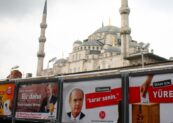 La Mezquita Azul detrás de carteles de las elecciones de 2009 en la ciudad de Estambul, capital de Turquía