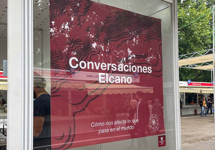 ¿Cómo proyecta España su poder blando? Poster del podcast Conversaciones Elcano en una caseta durante la grabación del episodio 4 de la tercera temporada, con motivo de la participación del Real Instituto Elcano en la 82ª Feria del Libro de Madrid en 2023
