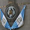 Detalle del podio presidencial del Congreso de Guatemala, con el escudo de la República, las banderas del país, y el lema "Dios, Unión y Libertad"