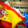 Consejo de la UE. Bandera de España en primer plano con la bandera de la UE al fondo en la sede del Parlamento Europeo en Bruselas