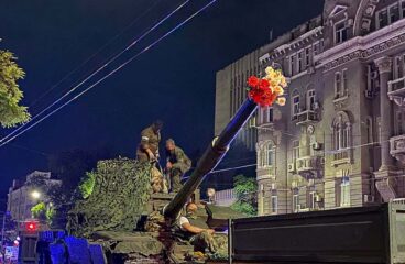 Un tanque con flores en Rostov (Rusia) el 24 de junio de 2023 durante el motín militar de Y. Prigozhin y el Grupo Wagner contra Vladimir Putin